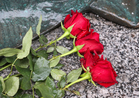 Белый гроб погибшей от ВСУ российской школьницы усыпали розами