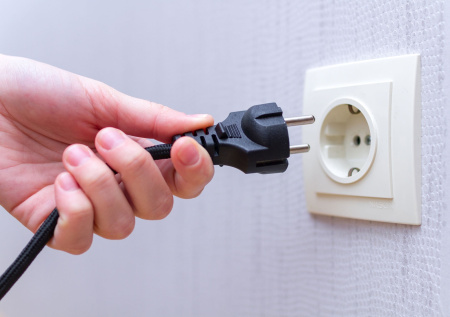 Запах горелого от розетки без включенных приборов: бытовой сигнал опасности, который нельзя игнорировать