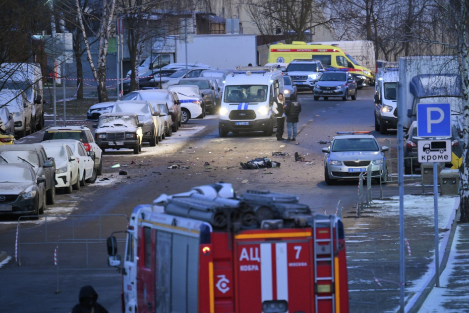 Сотрудники полиции у места взрыва, при котором погибли два сотрудника ДПС, на улице Елецкой на юге Москвы