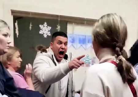 «Я верил в Деда Мороза»: отец устроил истерику на утреннике сына