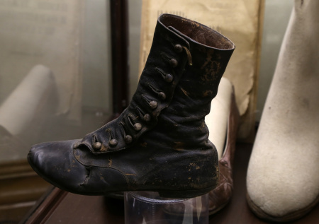 Сотни ботинок времен викторианской эпохи заполонили пляж на западе Англии