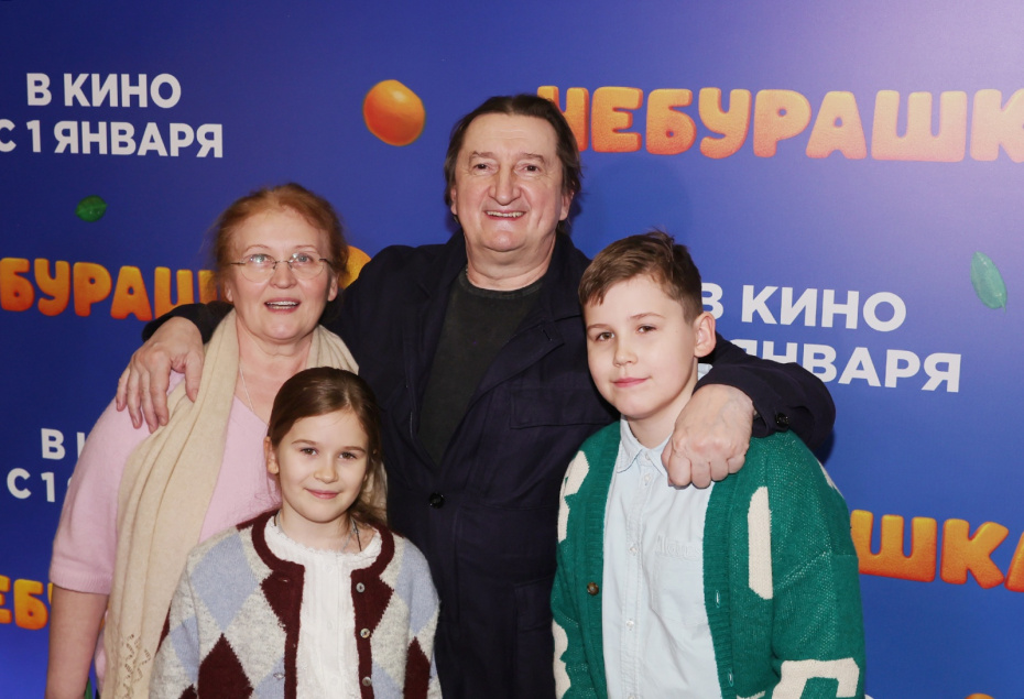 Александр Лыков с семьей на премьере фильма «Чебурашка-2»