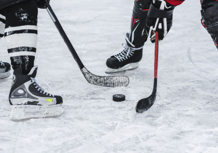 «Родина» и «Енисей» играют, несмотря на треснувший лед