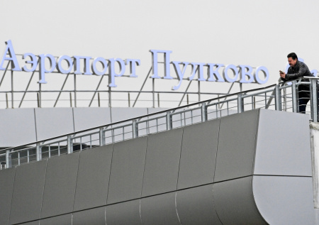 В Сети появились кадры с протаранившим терминал в Пулково грузовиком