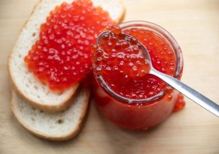 В икре пяти известных торговых марок обнаружили кишечную палочку