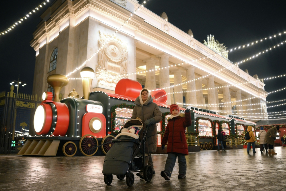 Люди на площади у входа в парк Горького в Москве