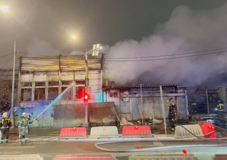 Опубликованы кадры с горящим складом в центре Москвы