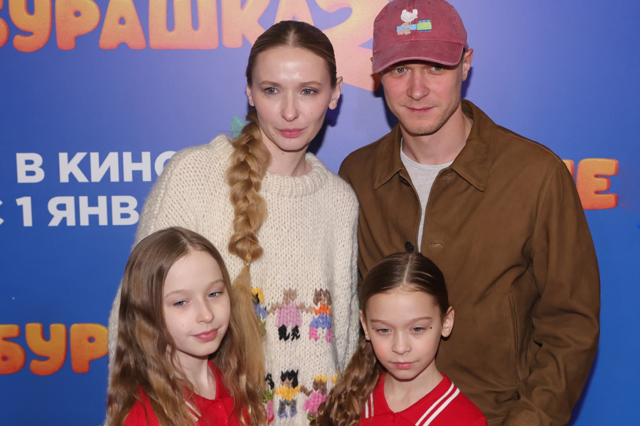 Юрий Борисов с супругой актрисой Анной Шевчук и дочерьми Марфой и Акулиной на премьере фильма «Чебурашка-2»
