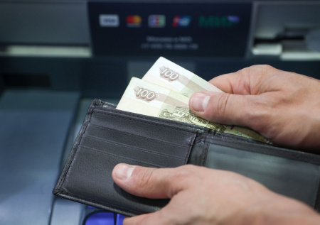 Россиянам рассказали, что приводит к дырам в личном бюджете