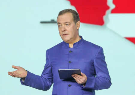 Медведев озвучил число контрактников и добровольцев