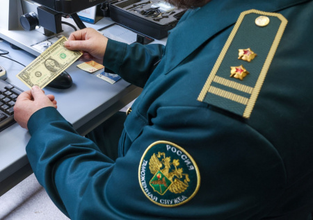Таможенники задержали во Внуково иностранца с крупной партией валюты