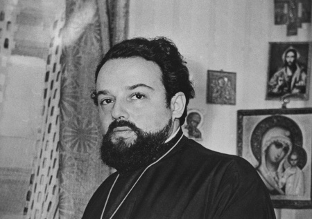 Умер на глазах жены: кто жестоко убил священника Александра Меня