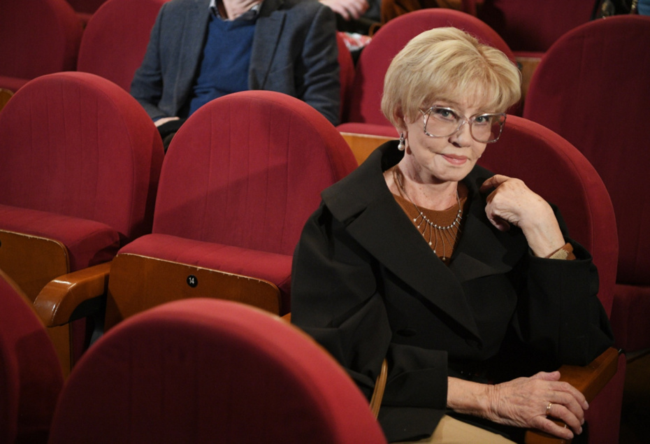 Народная артистка России Вера Алентова во время сбора труппы Московского драматического театра имени А. С. Пушкина