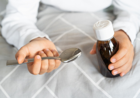 Врач назвала популярное средство от кашля, которое вредит здоровью детей