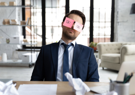 Сомнолог ответила, кому полезно спать в обеденный перерыв