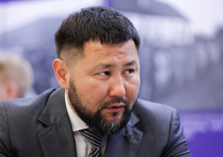 Мэр Якутска за несколько минут «расправился» со всем подаренным алкоголем