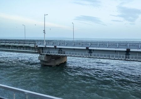 На Крымском мосту ввели временные ограничения