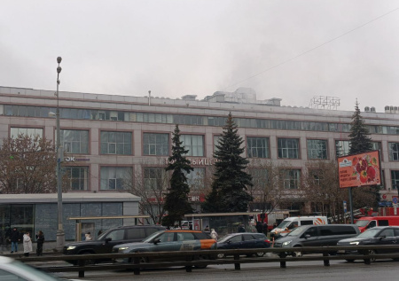 Спасатели потушили пожар в бизнес-центре на юге Москвы