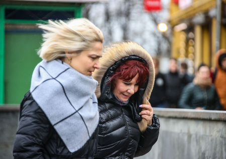 Шквальный ветер в Петербурге начал валить елки