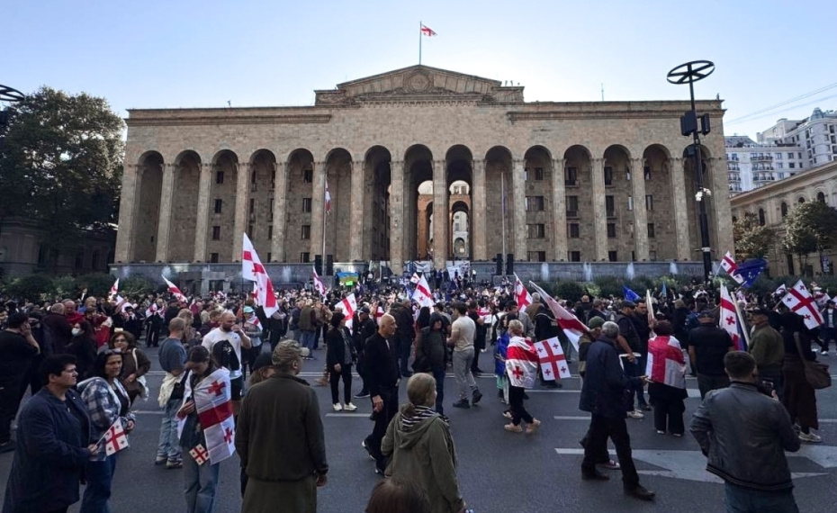 Тысячи граждан Грузии двигаются шествием к проспекту Руставели в Тбилиси для участия в анонсированном митинге оппозиции, октябрь 2025 года