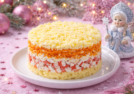 К крабовым палочкам можно относиться как угодно, но салаты из них — топ! Готовим «Нежность» из 5 ингредиентов