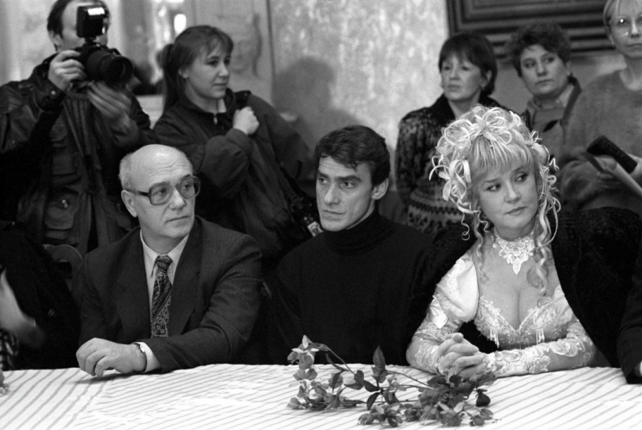 Актеры Леонид Куравлев, Валерий Гаркалин и Вера Алентова (слева направо) во время пресс-конференции, посвященной съемке фильма «Ширли-Мырли» режиссера Владимира Меньшова, 1994 год