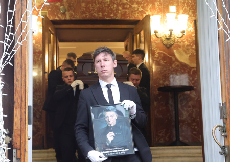 Смерть Алентовой, поцелуй Рутберг: как прошли похороны Анатолия Лобоцкого