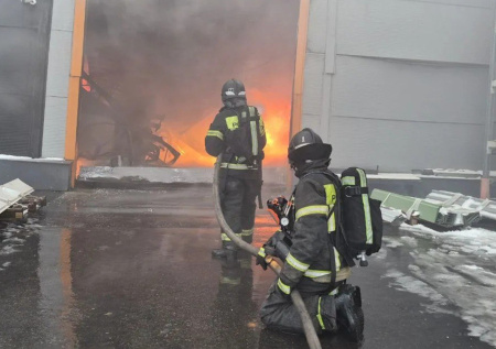 Завод сэндвич-панелей полыхает в российском городе