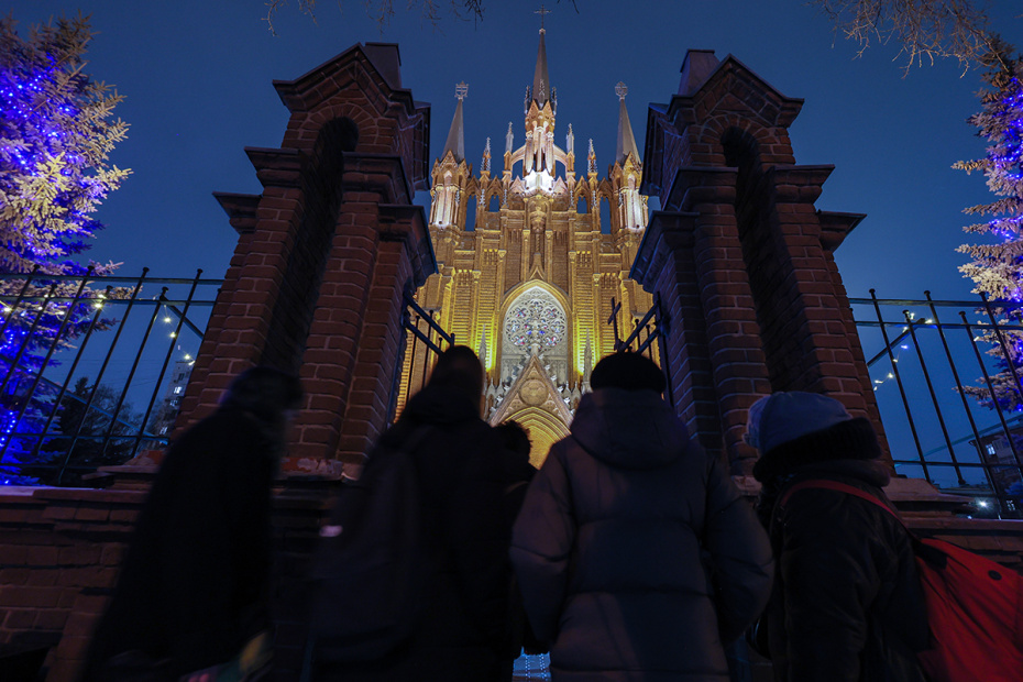 Ночная месса в честь праздника Рождества Христова в крупнейшем в России римско-католическом соборе Непорочного зачатия Пресвятой Девы Марии в Москве