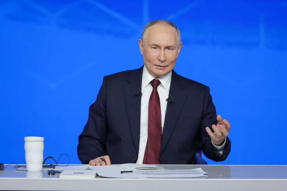 Президент РФ Владимир Путин во время прямой линии