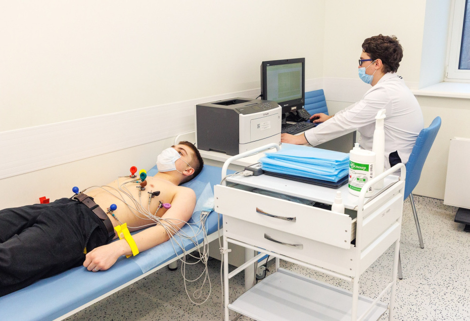 Мужчина во время диагностики на ЭКГ в московской поликлинике