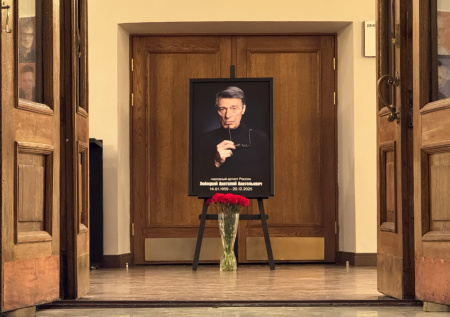 Женщину вынесли на носилках во время прощания с Лобоцким