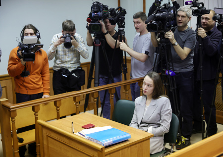 «У Долиной два дома и две квартиры»: фото с процесса по выселению певицы