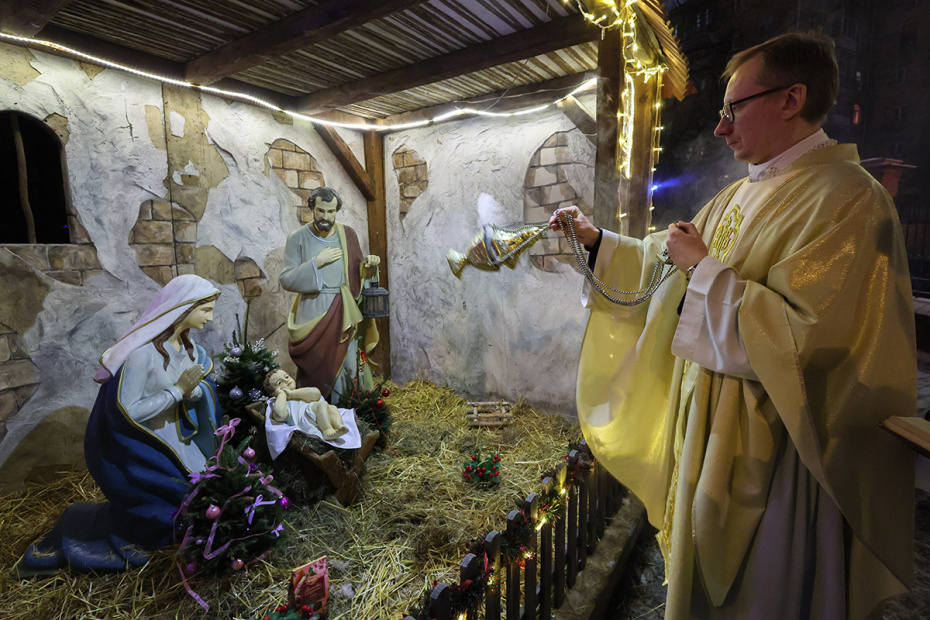 Ночная месса в честь праздника Рождества Христова в крупнейшем в России римско-католическом соборе Непорочного зачатия Пресвятой Девы Марии в Москве