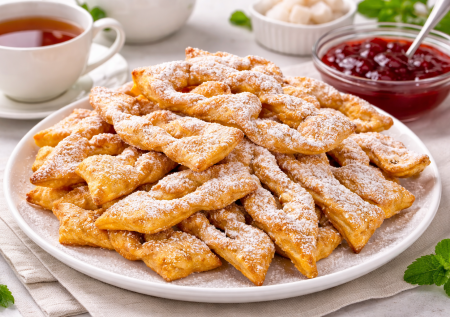 Вместо печенек, пончиков и оладий: нашла старый рецепт хвороста — оценила вся семья