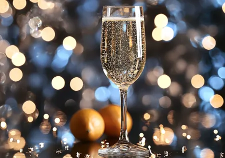 Юрист ответил, чем грозит распитие шампанского под бой курантов во дворе