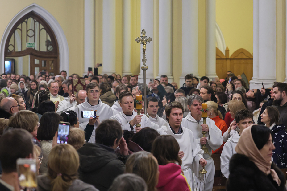 Ночная месса в честь праздника Рождества Христова в крупнейшем в России римско-католическом соборе Непорочного зачатия Пресвятой Девы Марии в Москве