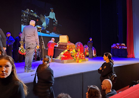 Появились кадры утопающего в цветах гроба Лобоцкого