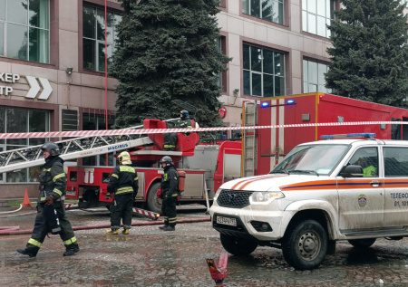 Стало известно о масштабной эвакуации людей из загоревшегося бизнес-центра