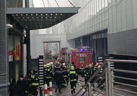 Появились кадры загоревшегося БЦ «Варшавская плаза» на юге Москвы