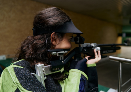 Психолог объяснил, почему россиянки увлеклись стрельбой в тире