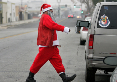 Хегсет показал патрулирующих улицы Санта-Клаусов