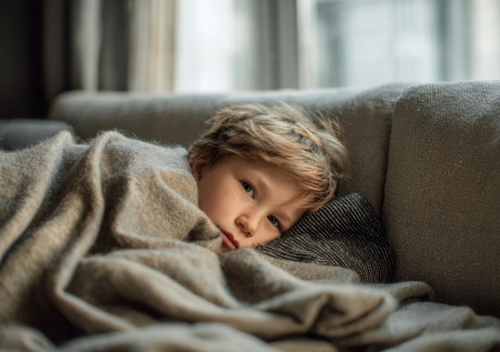 Педиатр раскрыл, можно ли гулять с ребенком во время болезни