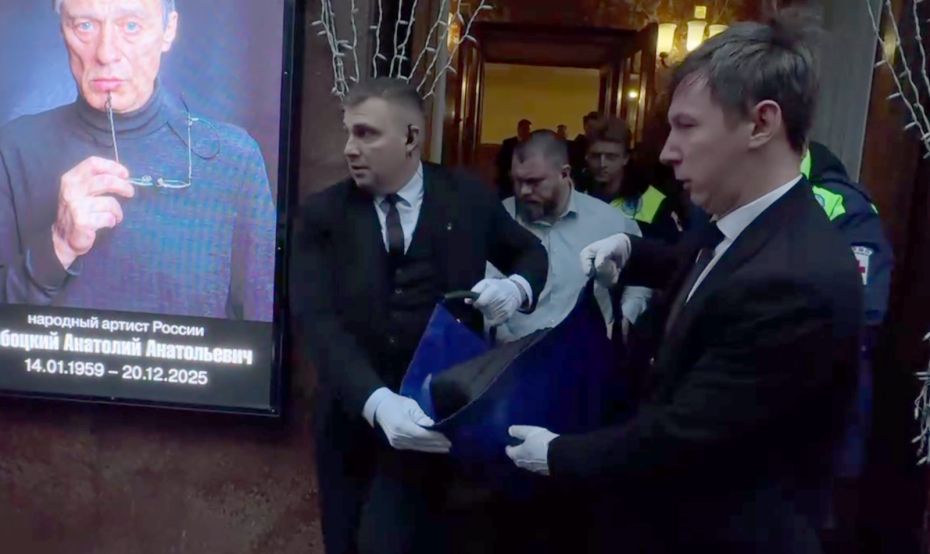 Сотрудники похоронной бригады и скорой помощи выносят носилки с, предположительно, Верой Алентовой из театра им. Маяковского, где проходит прощание с актером Анатолием Лобоцким