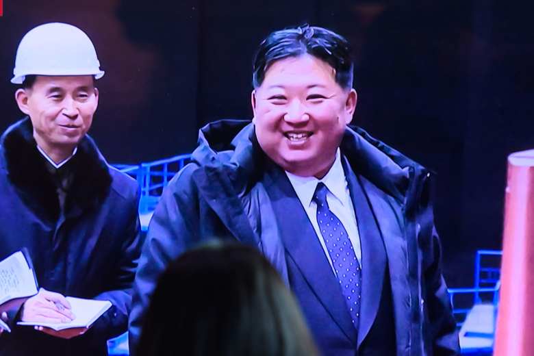 Сеул, Южная Корея: люди смотрят круглосуточную новостную трансляцию агентства Yonhap на Сеульском железнодорожном вокзале, в которой показан визит северокорейского лидера Ким Чен Ына и его дочери на строительную площадку 8700-тонной атомной подводной лодки со стратегическими управляемыми ракетами