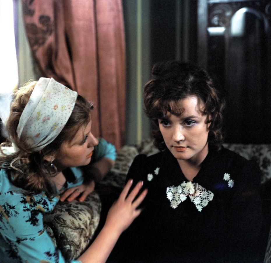 Кадр из фильма «Москва слезам не верит». 1980 г. Киностудия «Мосфильм». Режиссер Владимир Меньшов. Автор сценария Валентин Черных. В роли Людмилы — артистка Ирина Муравьева (слева), в роли Катерины — артистка Вера Алентова