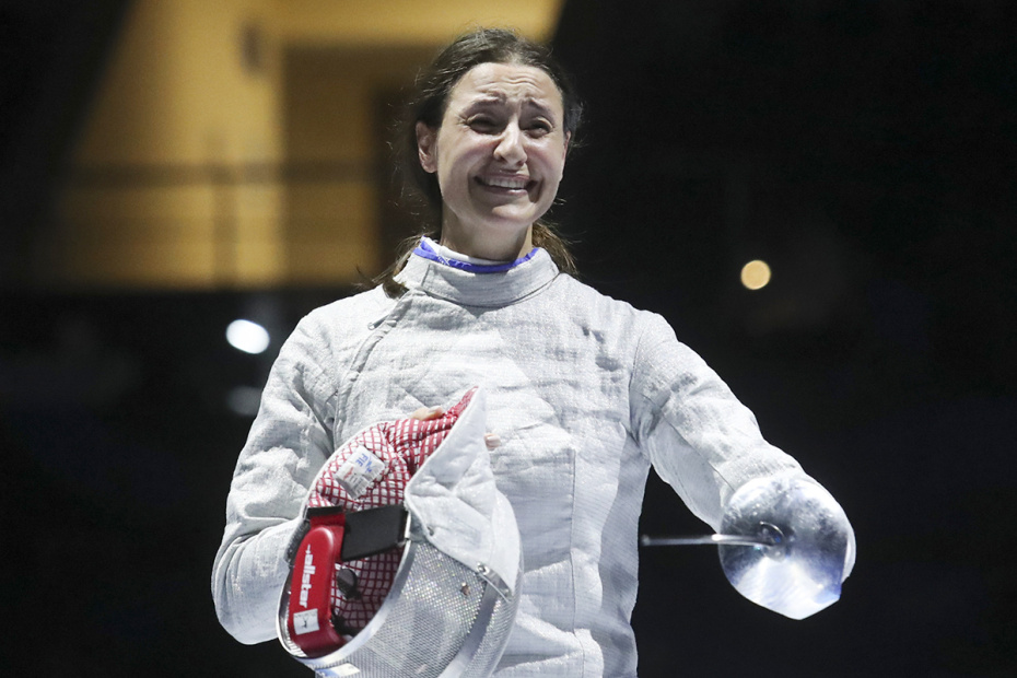 Грузия, Тбилиси. Российская саблистка Яна Егорян после победы в поединке против представительницы Польши Зузанны Цеслар на чемпионате мира по фехтованию