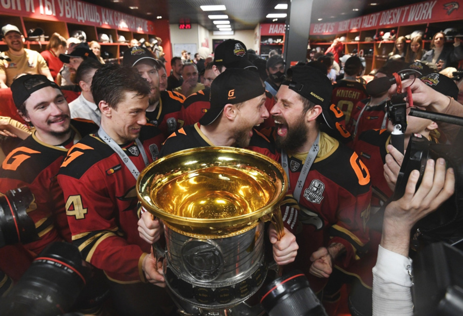 Команда ХК «Авангард» празднует победу в Кубке Гагарина Континентальной хоккейной лиги, 28 апреля 2021 года