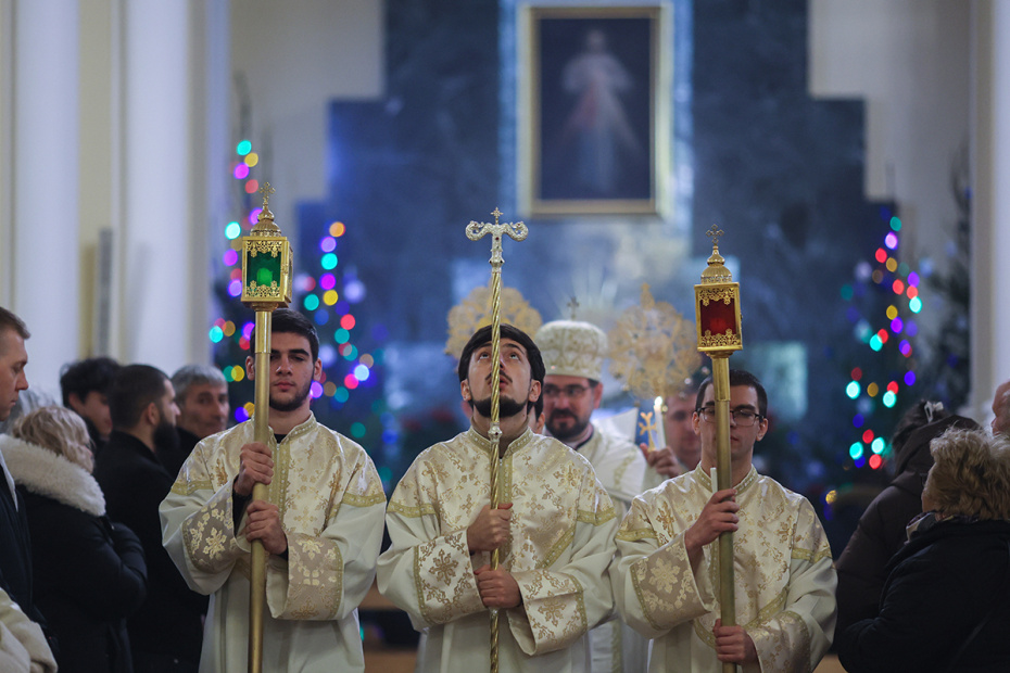 Ночная месса в честь праздника Рождества Христова в крупнейшем в России римско-католическом соборе Непорочного зачатия Пресвятой Девы Марии в Москве