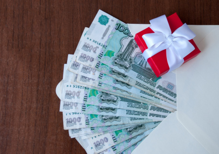 Бывший депутат шантажировала своих подчиненных ради подарка